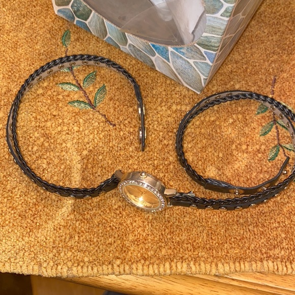 Leather wrap watch bracelet Gold face w/rhinestone - Picture 6 of 9